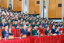 El secretario general del Partido Comunista de Vietnam, To Lam, sostiene una visita de trabajo a la Academia Técnica Militar de Vietnam (Fuente: VNA)