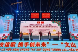 En la ceremonia de apertura del Festival de los Pueblos Fronterizos y del Año de Intercambio Humanístico Vietnam-China 2025 (Foto: thoidai.com.vn)