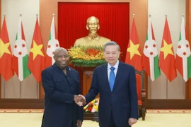 el secretario general del Partido Comunista de Vietnam (PCV), To Lam (derecha) y el presidente burundiano, Évariste Ndayishimiye (Fuente: VNA)