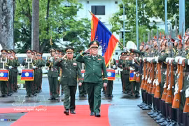 El general Nguyen Trong Nghia, miembro del Buró Político del Partido Comunista y director del Departamento General de Política del Ejército Popular de Vietnam en la ceremonia de bienvenida (Fuente: VNA)