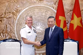 El secretario general del Partido Comunista de Vietnam y presidente del Estado, To Lam, recibe al almirante Samuel Paparo, comandante del Comando del Pacífico de Estados Unidos (Fuente: VNA)