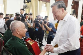 El secretario general del Partido Comunista de Vietnam, To Lam, visita a excombatientes en el Centro de Rehabilitación de Veteranos de Guerra Thuan Thanh (Fuente: VNA)