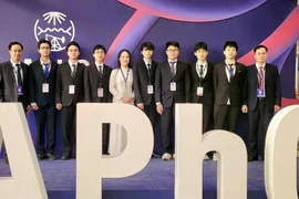 Los ocho estudiantes vietnamitas que participan en la Olimpiada Asiática de Física (APhO) 2025 en Arabia Saudita (Fuente: VNA)