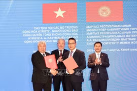 Durante la visita oficial del primer ministro kirguís Adylbek Kasymaliev a Vietnam, se firmaron varios acuerdos de cooperación entre los dos países. (Foto: VNA)