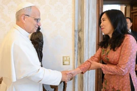 La viceministra de Asuntos Exteriores de Vietnam, Le Thi Thu Hang, y Monseñor Miroslaw Wachowski (Fuente: Cancillería vietnamita)