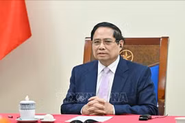 El primer ministro de Vietnam, Pham Minh Chinh, sostiene una llamada telefónica con su homólogo malasio, Anwar Ibrahim (Fuente: VNA)