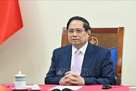 El primer ministro de Vietnam, Pham Minh Chinh, sostiene una llamada telefónica con su homólogo malasio, Anwar Ibrahim (Fuente: VNA)