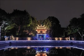 Recorrer en la noche los patios iluminados del Templo de la Literatura es una nueva atracción (Fuente: VNA)