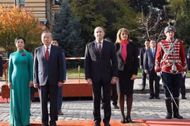 El presidente de Bulgaria, Rumen Radev, y su esposa presiden la solemne ceremonia de bienvenida al secretario general del Partido Comunista de Vietnam, To Lam, y a cónyuge, Ngo Phuong Ly (Fuente: VNA)