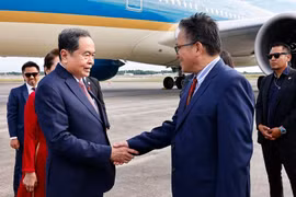 El presidente de la Asamblea Nacional de Vietnam, Tran Thanh Man, junto a su esposa, Nguyen Thi Thanh Nga, y una delegación de alto nivel, arribó hoy a Kuala Lumpur (Fuente: VNA)