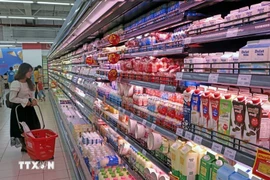 Los clientes eligen productos en el supermercado Go Thang Long. (Foto: VNA)