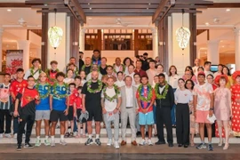 Las leyendas del fútbol inglés Wes Brown y Teddy Sheringham llegan a la ciudad de Da Nang (Fuente: VNA)