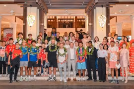 Las leyendas del fútbol inglés Wes Brown y Teddy Sheringham llegan a la ciudad de Da Nang (Fuente: VNA)