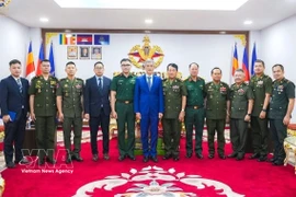 El embajador Nguyen Minh Vu encabeza una delegación de la Embajada de Vietnam para felicitar al Estado Mayor del Ejército Real Camboyano con motivo del tradicional Año Nuevo Choul Chnam Thmey 2026. (Foto: VNA)