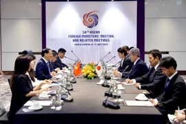 En el encuentro entre el viceprimer ministro y canciller de Vietnam, Bui Thanh Son, y el ministro de Relaciones Exteriores de Japón, Iwaya Takeshi (Fuente: VNA)