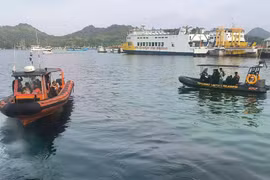 Equipos de rescate indonesios buscan a turistas extranjeros desaparecidos en el estrecho de Padar. (Fuente: AFP)