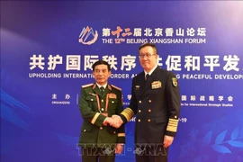 El general Phan Van Giang, ministro de Defensa de Vietnam (izquierda) y su par chino, el coronel general Dong Jun (Fuente: VNA)