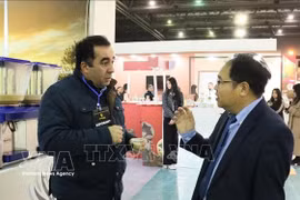 Hoang Duc Nhuan, consejero comercial de Vietnam en Argelia, mantiene conversaciones con un representante de una empresa argelina que exporta harina de casia a Vietnam (Fuente: VNA)