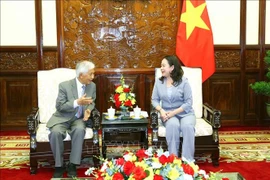 La vicepresidenta de Vietnam, Vo Thi Anh Xuan, reciabe a Tran Thanh Van, presidente de la Asociación Científica "Encuentros de Vietnam" (Fuente: VNA)