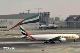 Un avión de Emirates en el Aeropuerto Internacional de Dubái, Emiratos Árabes Unidos. (Foto: AFP/VNA)