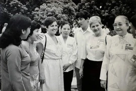 La heroína Nguyen Thi Dinh conversa con Yolanda Ferrer y Tania Maceira (vicejefa del Departamento de Relaciones Exteriores del Comité Central del PCC y luego embajadora de Cuba en Vietnam), durante el VII Congreso del Partido Comunista de Vietnam en 1991.