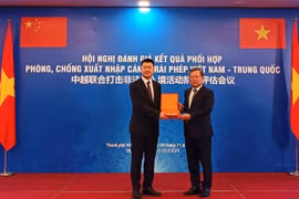 El teniente general Pham Dang Khoa entrega un recuerdo a un representante de la delegación china. Foto: cand.com.vn