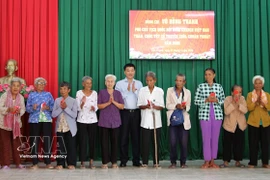 El vicepresidente de la Asamblea Nacional, Vu Hong Thanh, entrega regalos a personas camboyanas desfavorecidas en la comuna de Tan Thanh, Can Tho. Foto: VNA
