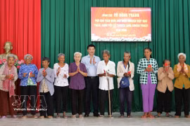 El vicepresidente de la Asamblea Nacional, Vu Hong Thanh, entrega regalos a personas camboyanas desfavorecidas en la comuna de Tan Thanh, Can Tho. Foto: VNA