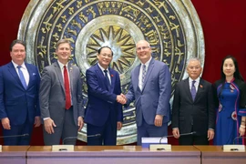 El vicepresidente de la Asamblea Nacional, Tran Quang Phuong, recibe a una delegación bipartidista de la Cámara de Representantes de EE. UU. (Fuente: VNA)