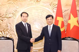 El miembro del Buró Político del Partido Comunista de Vietnam (PCV), Nguyen Duy Ngoc (derecha), recibe al embajador chino en Hanoi, Ha Wei (Fuente: VNA)