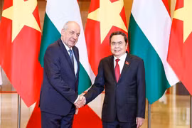 El titular de la Asamblea Nacional de Vietnam, Tran Thanh Man (derecha) y el presidente húngaro, Sulyok Tamas (Fuente: VNA)