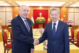 El secretario general del Partido Comunista de Vietnam, To Lam (derecha) ofrece una recepción al presidente húngaro, Sulyok Tamás (Fuente: VNA)