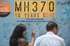 Personas conmemoran a las víctimas del vuelo MH370 de Malaysia Airlines en Subang Jaya, Malasia, el 3 de marzo de 2024. (Foto: AFP/VNA)