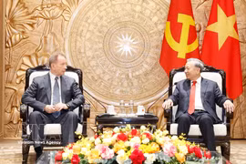 El secretario general del Partido Comunista de Vietnam y presidente de la República, To Lam, recibe al director de la Guardia Nacional de la Federación de Rusia, Viktor Zolotov (Fuente: VNA)