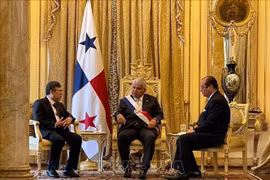 El embajador de Vietnam en México y Panamá, Nguyen Van Hai, presenta las cartas credenciales al presidente panameño, José Raúl Mulino Quintero. Foto: VNA
