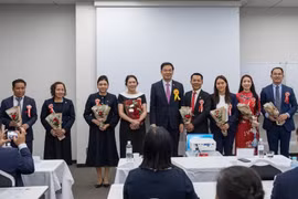 El embajador de Vietnam en Japón, Pham Quang Hieu (centro), entrega flores para felicitar a la nueva Junta Directiva de la Asociación Empresarial de Vietnam en Japón. (Foto: VNA)