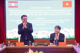 Nguyen Duy Bac (derecha), vicepresidente permanente de la Academia Nacional de Política de Ho Chi Minh, y Bounleua Phandanouvong, presidente interino de la Comisión de Relaciones Exteriores del Comité Central del Partido Popular Revolucionario de Laos (Fuente: VNA)