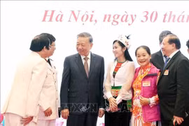 El secretario general del PCV, To Lam, se reúne con representantes del círculo de escritores y artistas vietnamitas (Fuente: VNA)