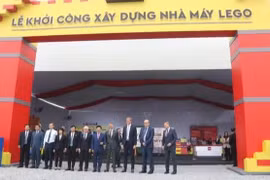 Muchas grandes corporaciones nórdicas, entre ellas Lego, han invertido fuertemente en Vietnam. La foto muestra la ceremonia de colocación de la primera piedra de una fábrica de Lego con una inversión total de más de 1300 millones de dólares en la provincia de Binh Duong. (Foto: VNA)