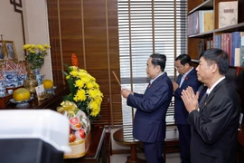 El presidente de la Asamblea Nacional, Tran Thanh Man, visita a la familia y ofrece incienso en memoria del difunto secretario general Truong Chinh. Foto: Doan Tan - VNA.