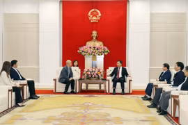 Pham Duc An, vicesecretario del Comité del Partido y presidente del Comité Popular de Quang Ninh recibe al director de Relaciones Públicas del grupo Lite-On Technology (Fuente: VNA)