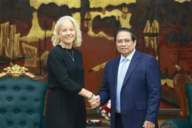 El primer ministro vietnamita, Pham Minh Chinh, recibe a Susanna Campbell, presidenta del grupo sueco SYRE (Fuente: VNA)