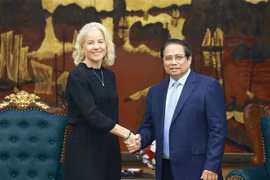 El primer ministro vietnamita, Pham Minh Chinh, recibe a Susanna Campbell, presidenta del grupo sueco SYRE (Fuente: VNA)