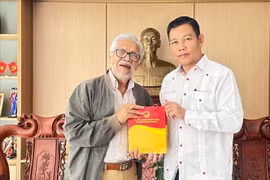 El Embajador de Vietnam en Venezuela, Vu Trung My, entrega un obsequio conmemorativo a Jorge Rondón Uzcátegui. Foto: Embajada de Vietnam en Venezuela