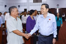 El presidente de la Asamblea Nacional de Vietnam, Tran Thanh Man (derecha) se reúne con los votantes en la ciudad de Vi Thanh (Fuente: VNA)