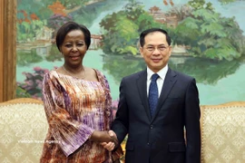 El viceprimer ministro de Vietnam, Bui Thanh Son, y la secretaria general de la Organización Internacional de la Francofonía (OIF), Louise Mushikiwabo (Fuente: VNA)