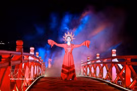 "La danza del sol" en el puente The Huc durante el recorrido nocturno "Ngoc Son - Noche misteriosa", en el marco del Festival Thang Long - Hanoi 2025 (del 1 al 16 de noviembre de 2025). Foto: VNA