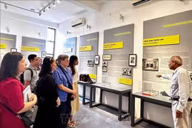 El grupo de trabajo visita el Museo de Fotografía Lai Xa, en la comuna de Hoai Duc, Hanoi. Foto: VNA