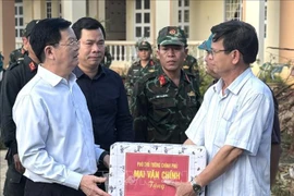 El viceprimer ministro Mai Van Chinh (izquierda) visita la comuna de Xuan Canh para brindar apoyo y entregar obsequios a los residentes afectados por el tifón Kalmaegi (Fuente: VNA)