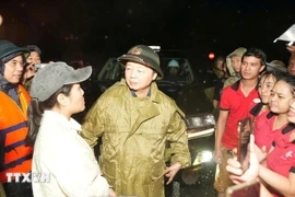 El viceprimer ministro Tran Hong Ha visita a los residentes de la calle Chi Lang en la ciudad de Hue, que se encuentra inundada (Fuente: VNA)